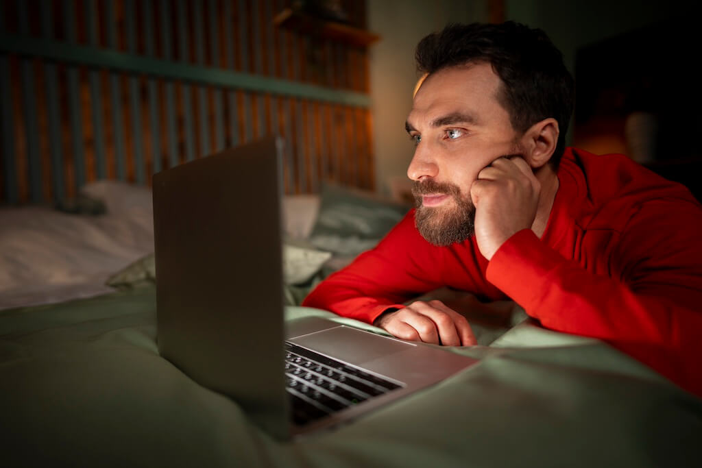 Szantaż nagraniem intymnym, co zrobić krok po kroku, gdzie zgłosić, jakie przepisy chronią pokrzywdzonego