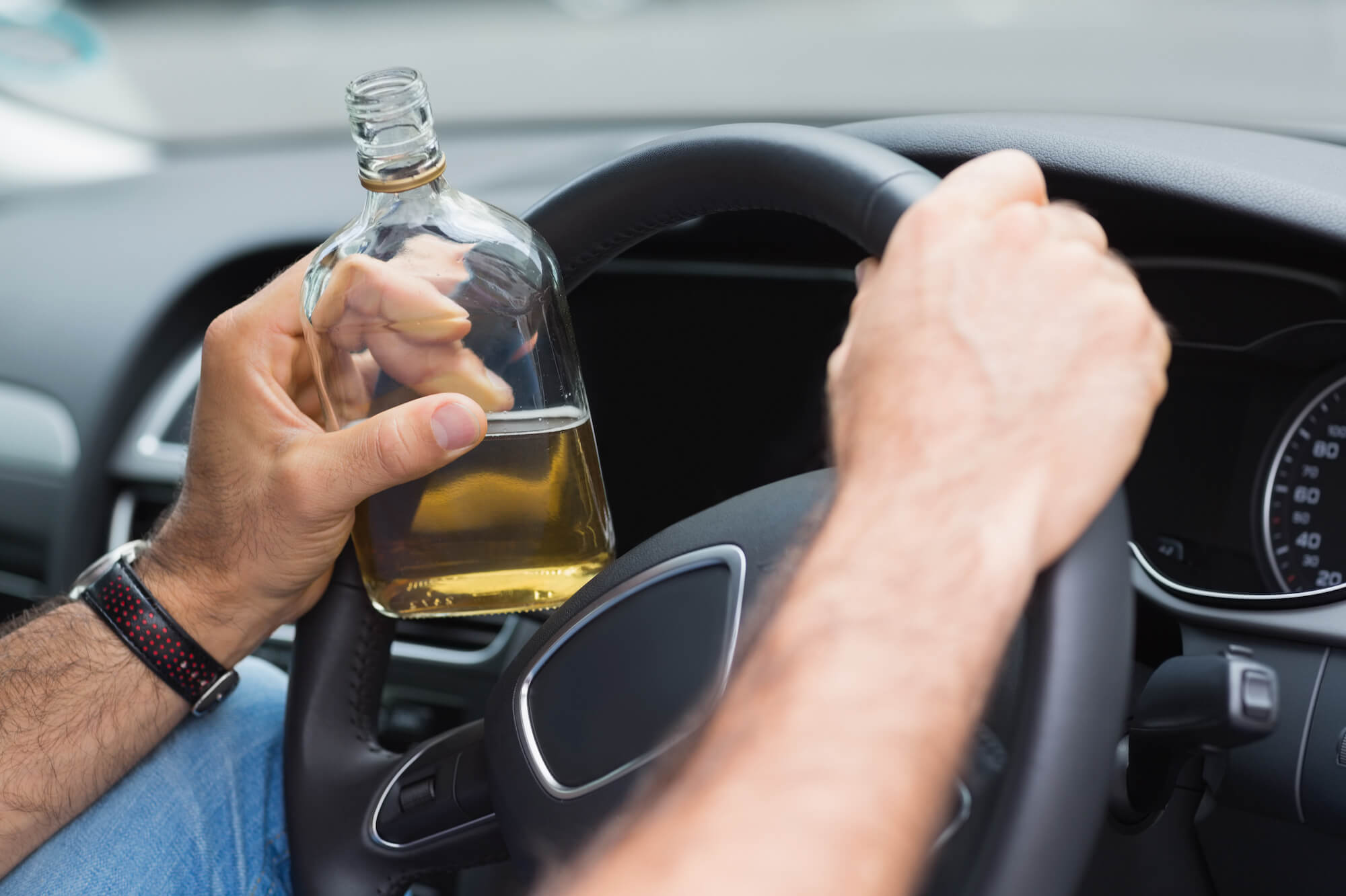 Oskarżenie o spożywanie alkoholu podczas jazdy samochodem