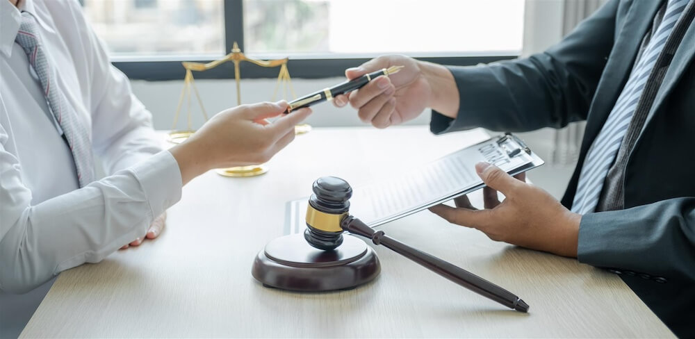 Kancelaria radcy prawnego - dlaczego warto mieć prawnika przy zawieraniu umów?