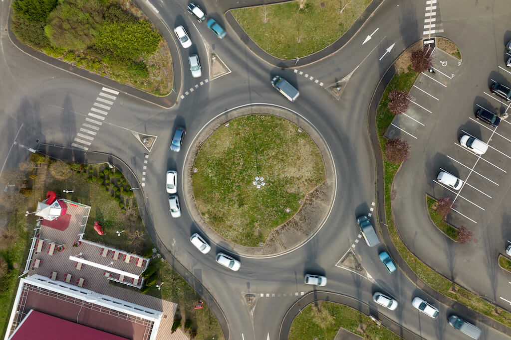 Wykroczenie na rondzie, wezwanie na Policję, możliwość odstąpienia od kary