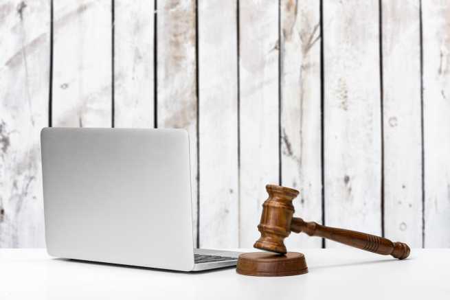 Akt oskarżenia przeciwko sprawcy oszustwa internetowego i co dalej?